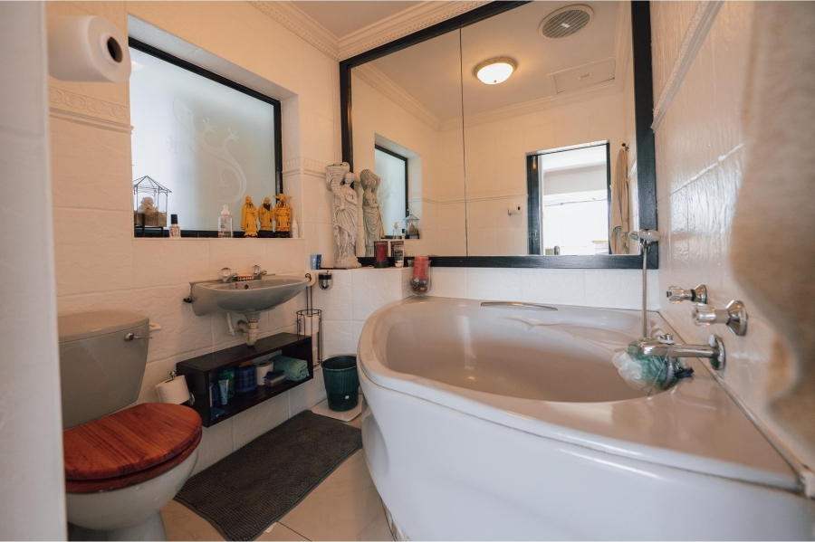 To Let 2 Bedroom Property for Rent in Green Point Western Cape